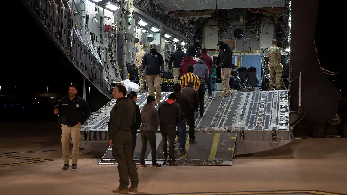 Migrantes abordan un avión militar de EU